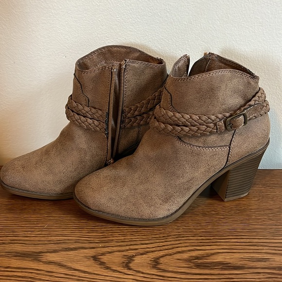 Fall Women’s Ankle Booties Heels Braided Buckle Details Size 8.5 - Picture 7 of 10